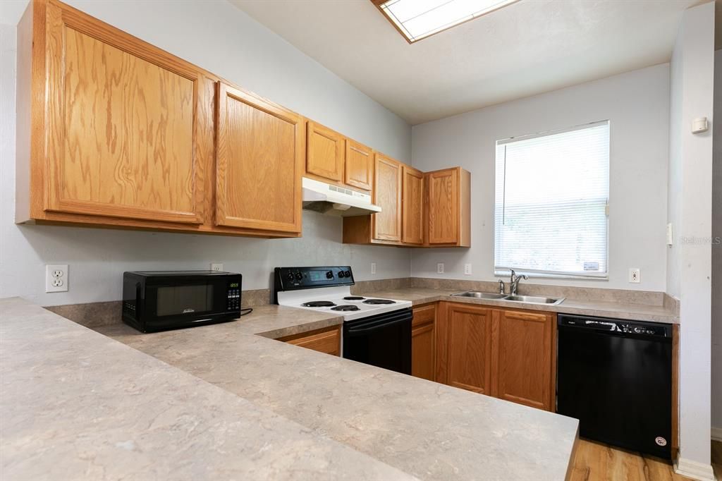 Active With Contract: $197,500 (2 beds, 2 baths, 1176 Square Feet)