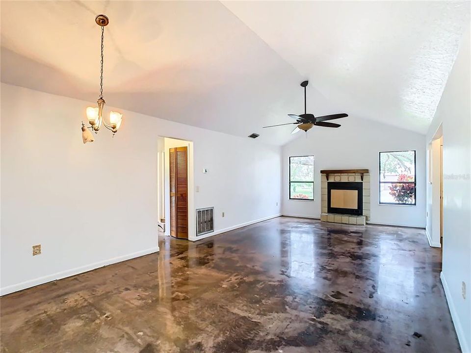 Active With Contract: $259,900 (3 beds, 2 baths, 1313 Square Feet)