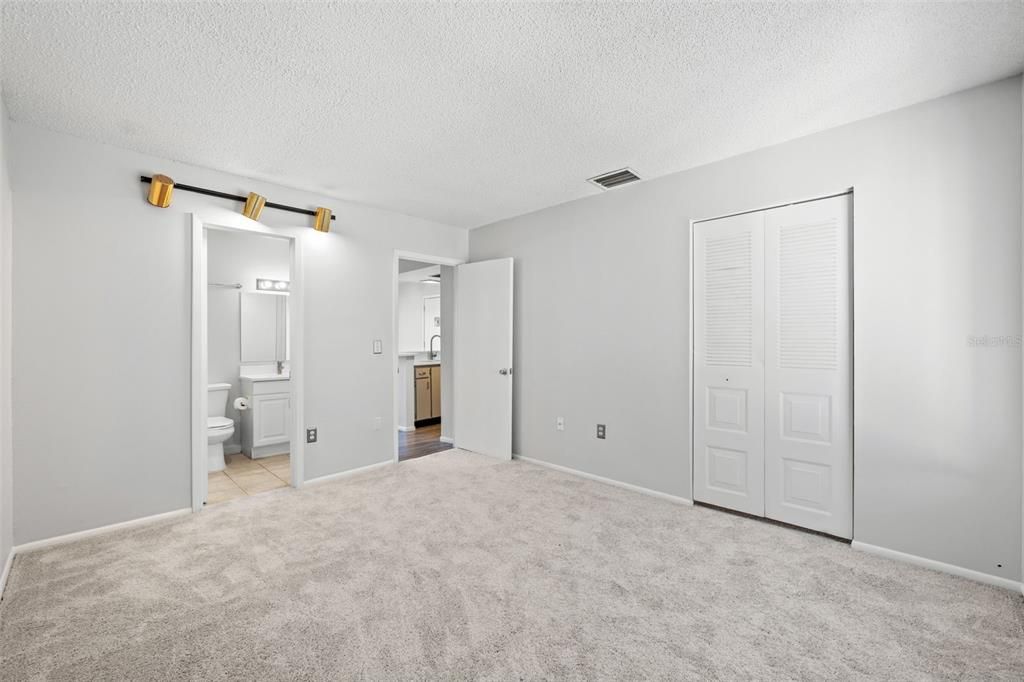 Active With Contract: $108,500 (1 beds, 1 baths, 682 Square Feet)