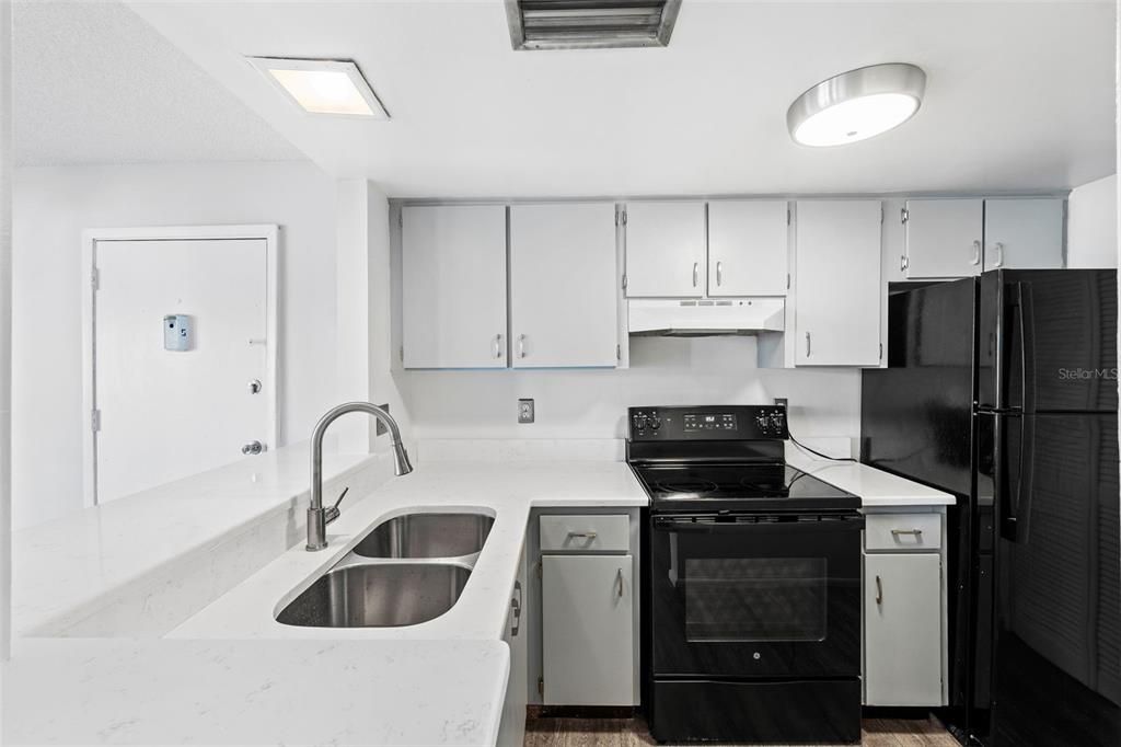 Active With Contract: $108,500 (1 beds, 1 baths, 682 Square Feet)