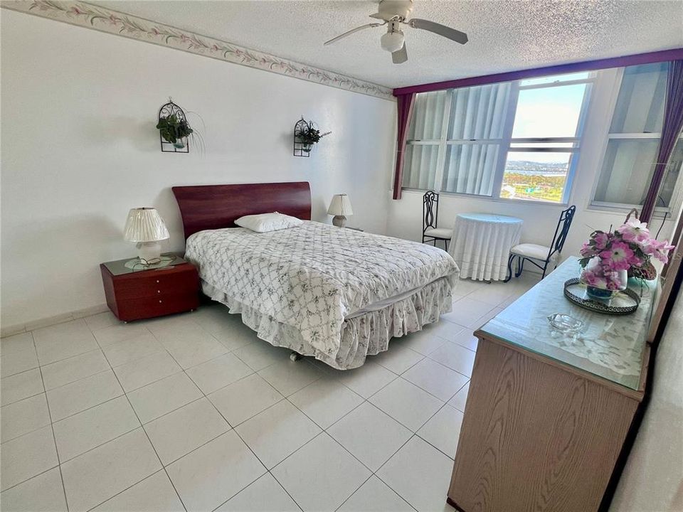 For Sale: $465,000 (2 beds, 1 baths, 879 Square Feet)