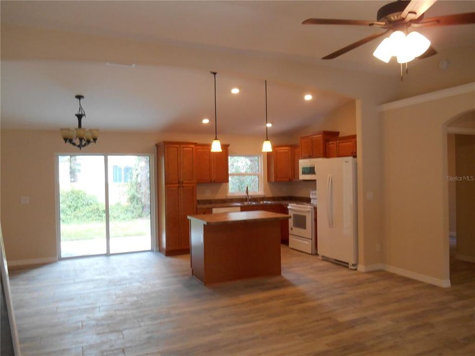 For Rent: $2,100 (3 beds, 2 baths, 1374 Square Feet)