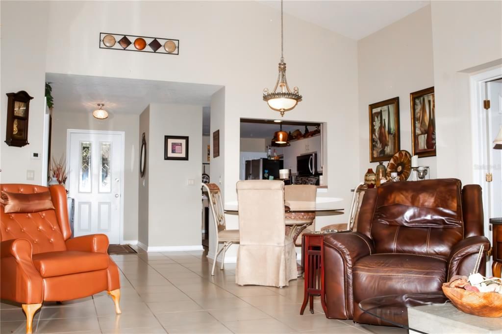 For Sale: $369,900 (2 beds, 2 baths, 1585 Square Feet)