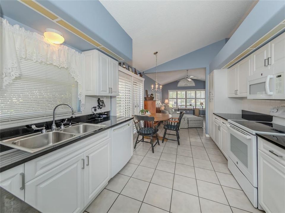 For Sale: $475,000 (3 beds, 3 baths, 1858 Square Feet)