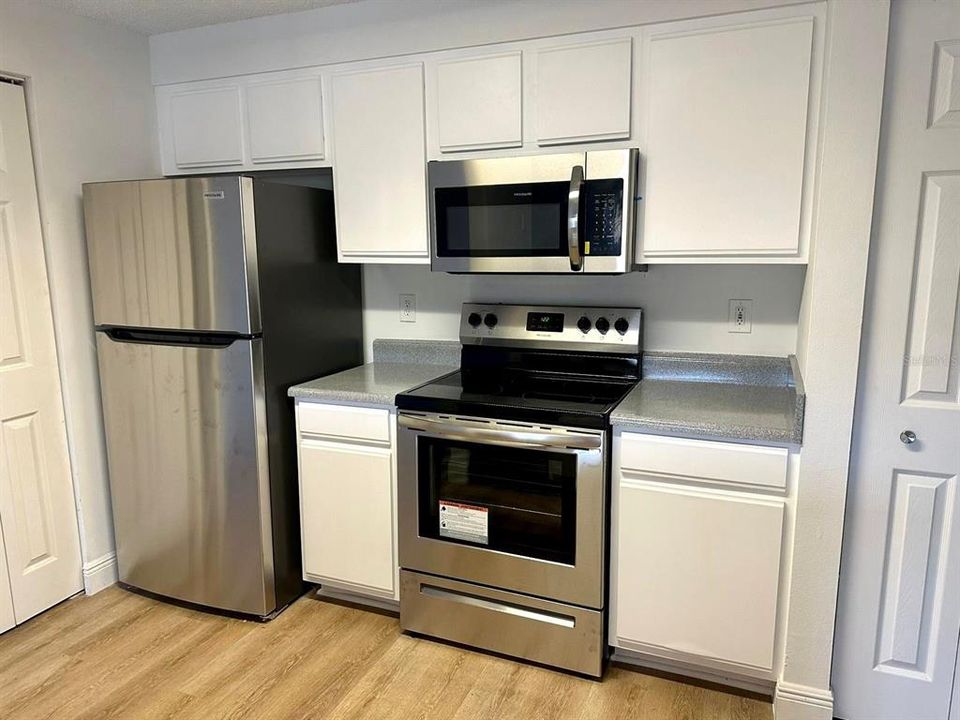 Active With Contract: $1,500 (1 beds, 1 baths, 632 Square Feet)