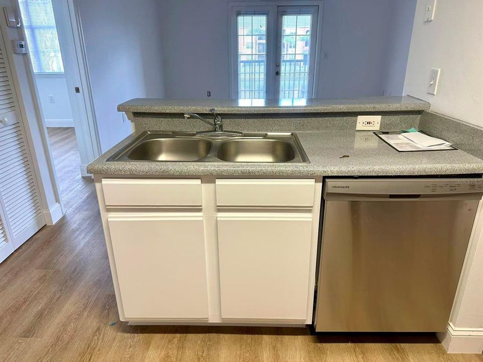 Active With Contract: $1,500 (1 beds, 1 baths, 632 Square Feet)