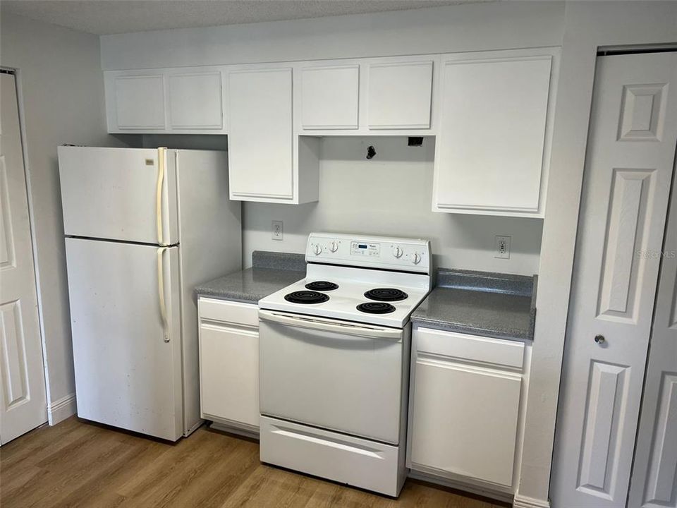 Active With Contract: $1,500 (1 beds, 1 baths, 632 Square Feet)