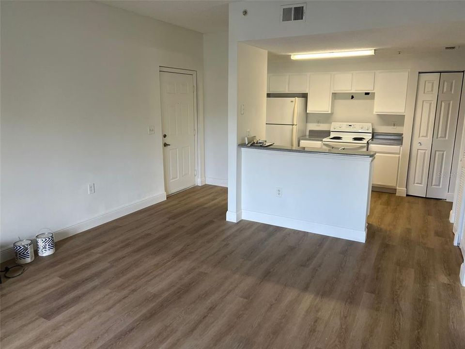 Active With Contract: $1,500 (1 beds, 1 baths, 632 Square Feet)