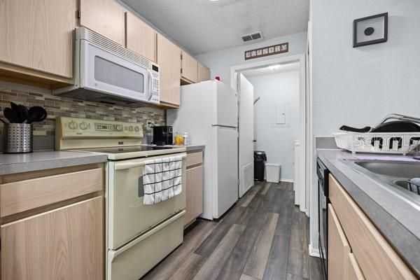 For Sale: $190,000 (2 beds, 2 baths, 950 Square Feet)