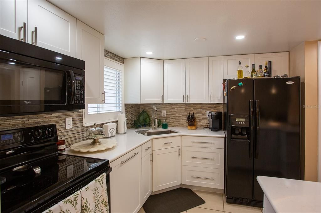 For Sale: $205,000 (2 beds, 2 baths, 966 Square Feet)