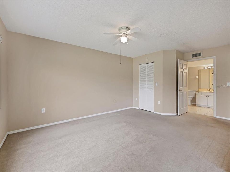 For Sale: $269,000 (2 beds, 2 baths, 983 Square Feet)