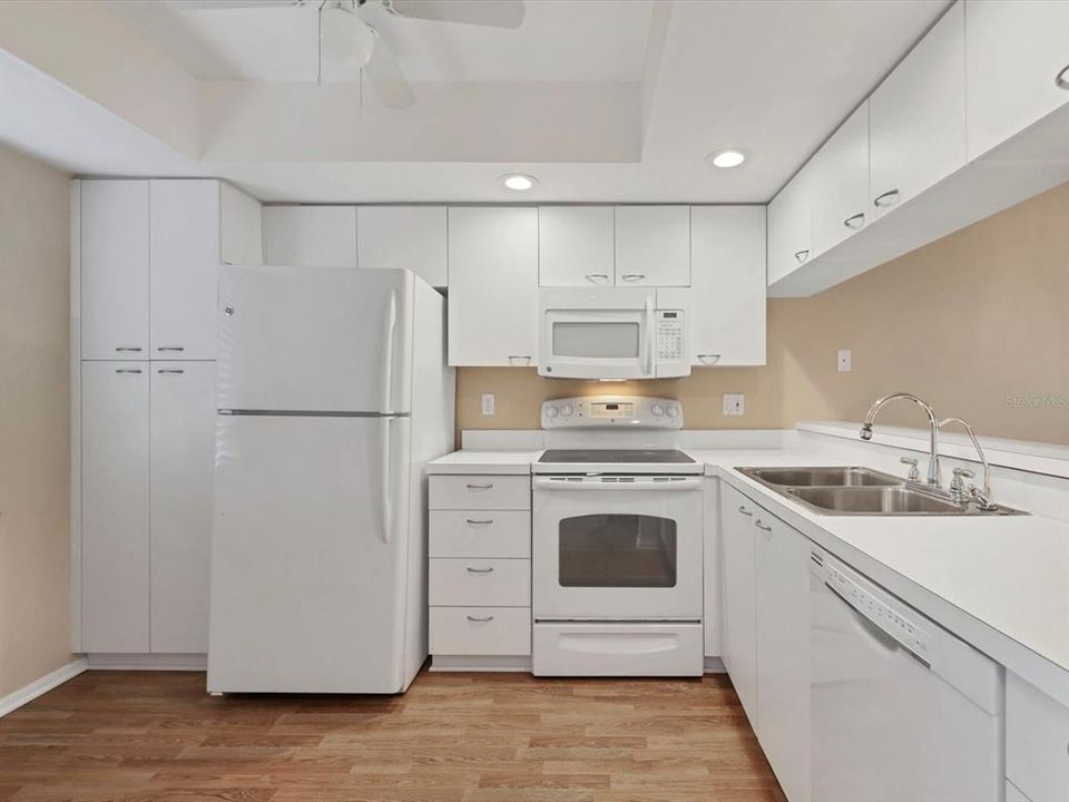 For Sale: $269,000 (2 beds, 2 baths, 983 Square Feet)