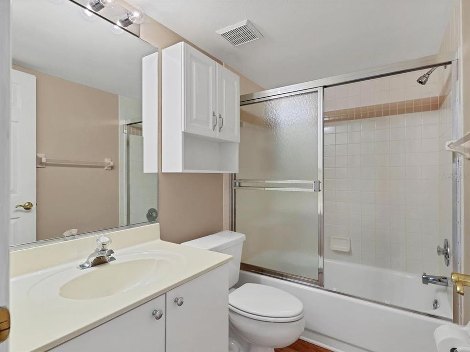 For Sale: $269,000 (2 beds, 2 baths, 983 Square Feet)