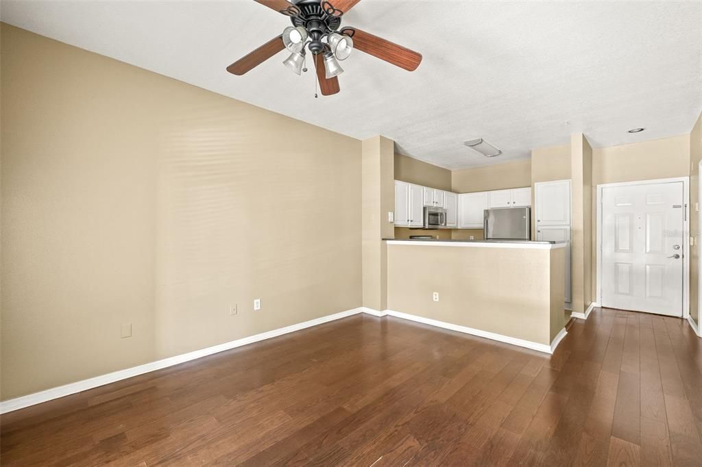 For Sale: $205,000 (1 beds, 1 baths, 672 Square Feet)