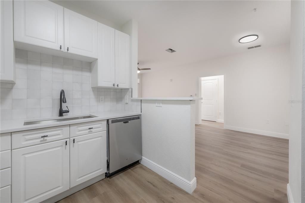 For Sale: $245,000 (1 beds, 1 baths, 792 Square Feet)