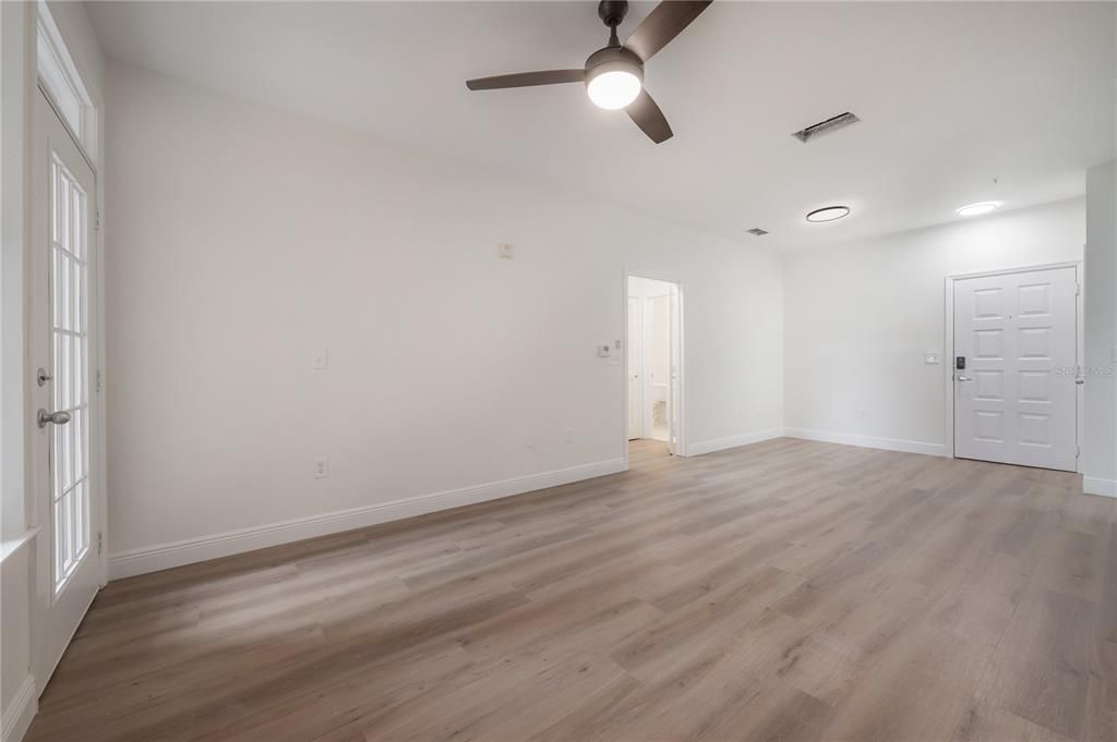 Active With Contract: $245,000 (1 beds, 1 baths, 792 Square Feet)
