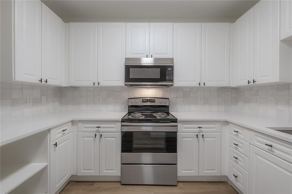 Active With Contract: $245,000 (1 beds, 1 baths, 792 Square Feet)