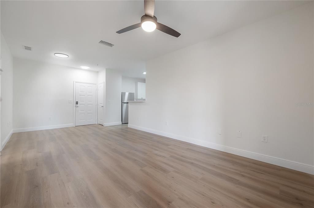 For Sale: $245,000 (1 beds, 1 baths, 792 Square Feet)