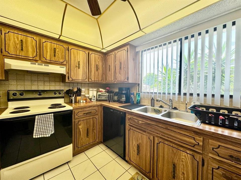 For Sale: $140,000 (2 beds, 2 baths, 1320 Square Feet)