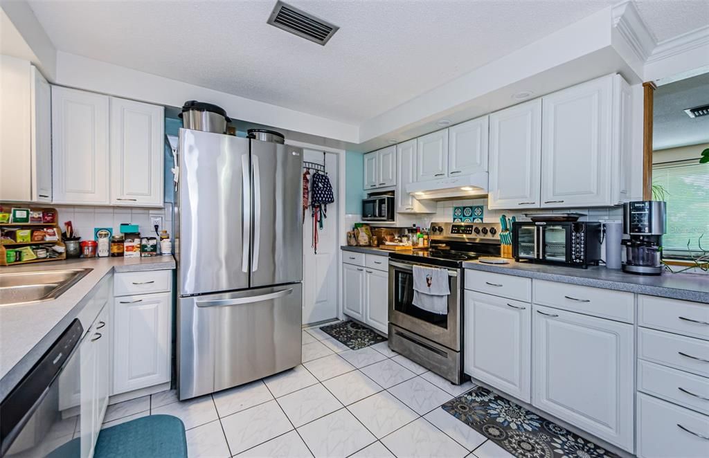 For Sale: $244,900 (2 beds, 1 baths, 1064 Square Feet)