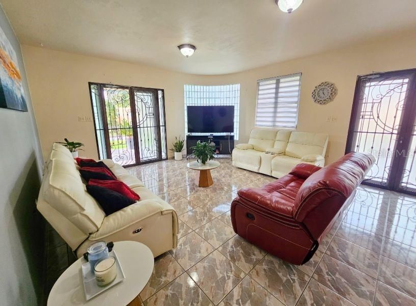 Activo con contrato: $297,000 (3 camas, 3 baños, 1724 Pies cuadrados)