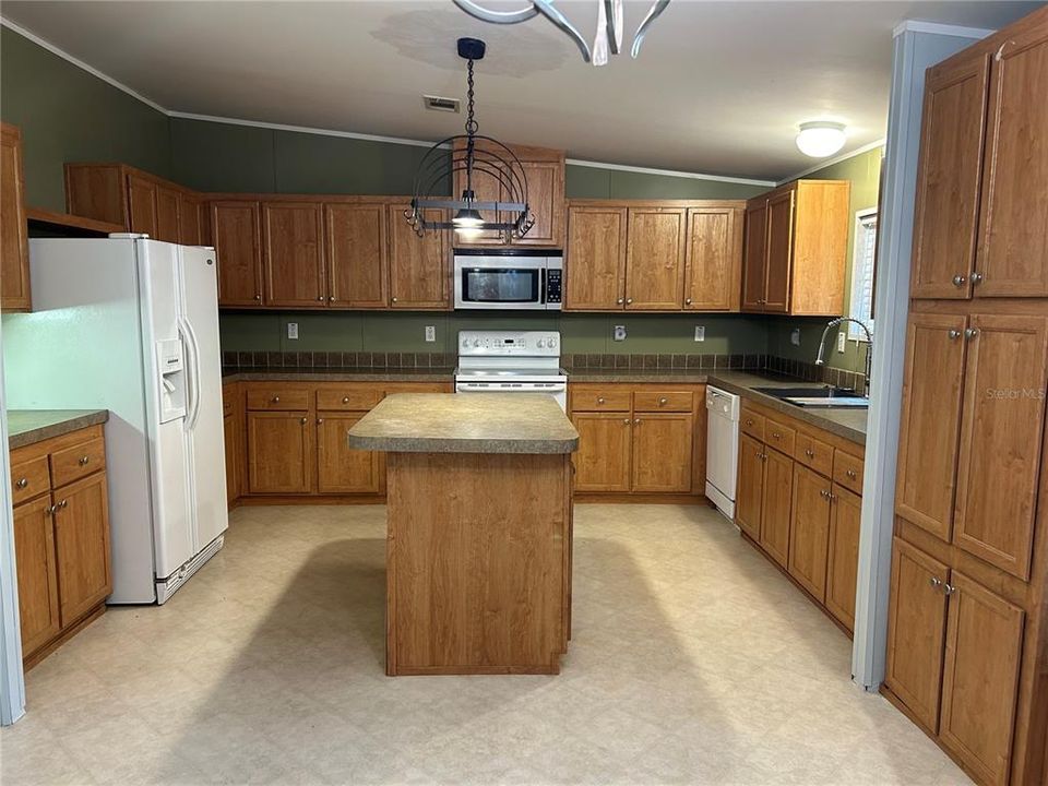 For Sale: $189,900 (4 beds, 2 baths, 1560 Square Feet)