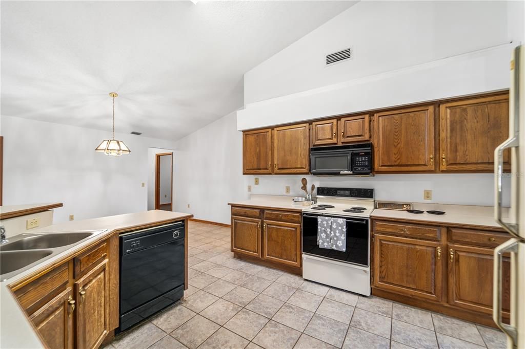 Active With Contract: $425,000 (4 beds, 2 baths, 2236 Square Feet)