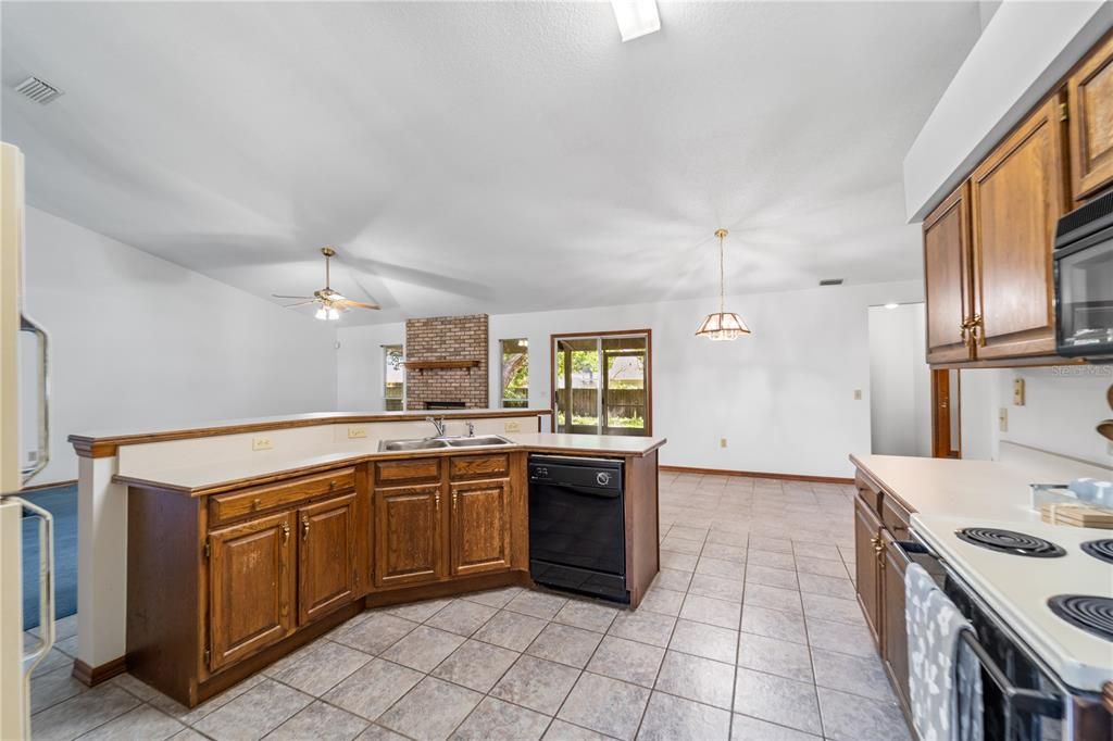Active With Contract: $425,000 (4 beds, 2 baths, 2236 Square Feet)