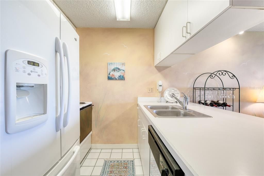 For Sale: $345,000 (2 beds, 3 baths, 986 Square Feet)