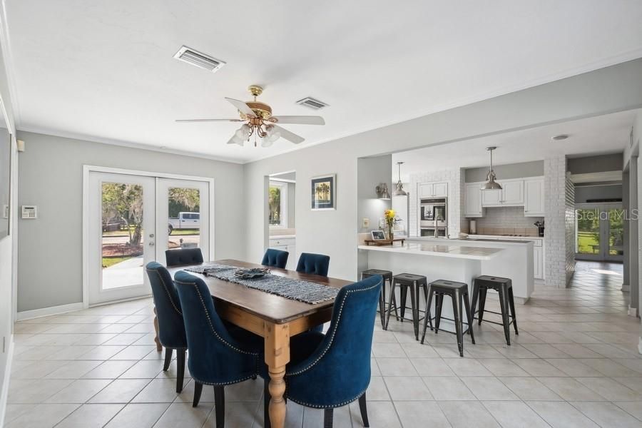 Breakfast area/kitchen