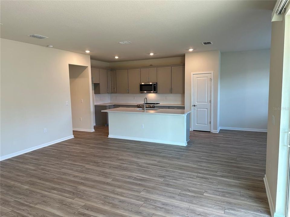 Active With Contract: $2,900 (5 beds, 3 baths, 2615 Square Feet)