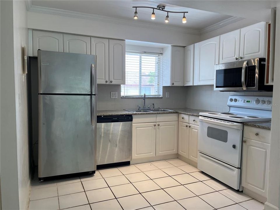Active With Contract: $161,000 (2 beds, 2 baths, 967 Square Feet)