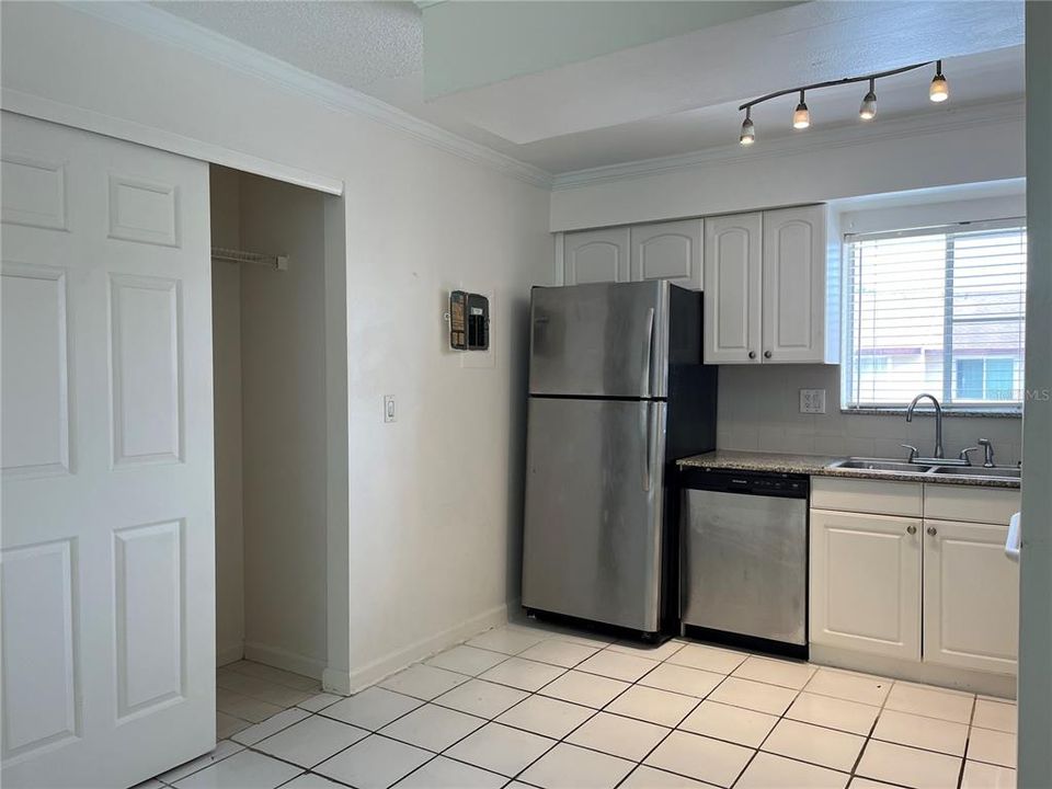 Active With Contract: $161,000 (2 beds, 2 baths, 967 Square Feet)