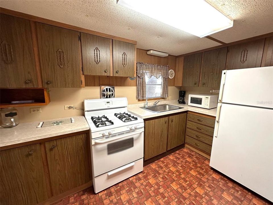 For Sale: $165,000 (2 beds, 1 baths, 672 Square Feet)