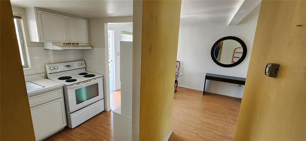 Active With Contract: $1,200 (1 beds, 1 baths, 576 Square Feet)