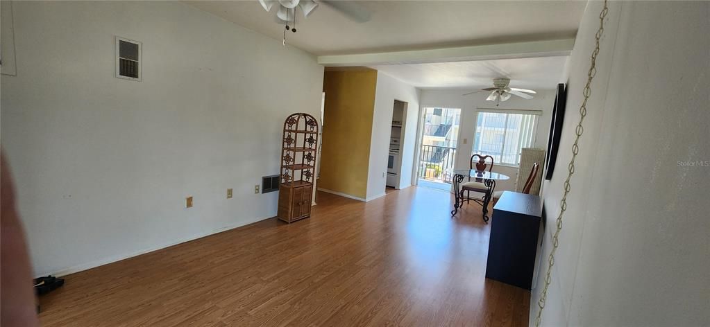 Active With Contract: $1,200 (1 beds, 1 baths, 576 Square Feet)