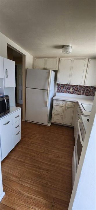 Active With Contract: $1,200 (1 beds, 1 baths, 576 Square Feet)