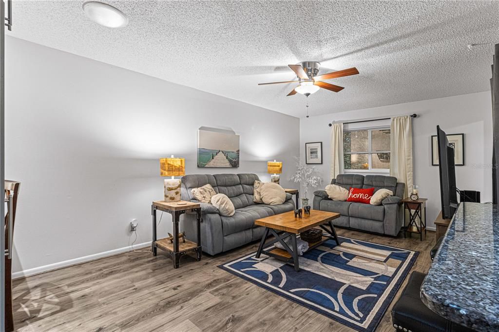 Active With Contract: $199,900 (2 beds, 2 baths, 1398 Square Feet)