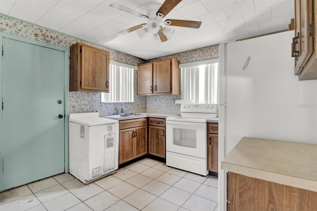 Active With Contract: $195,000 (2 beds, 1 baths, 850 Square Feet)