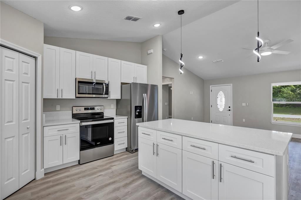 Active With Contract: $289,900 (3 beds, 2 baths, 1439 Square Feet)