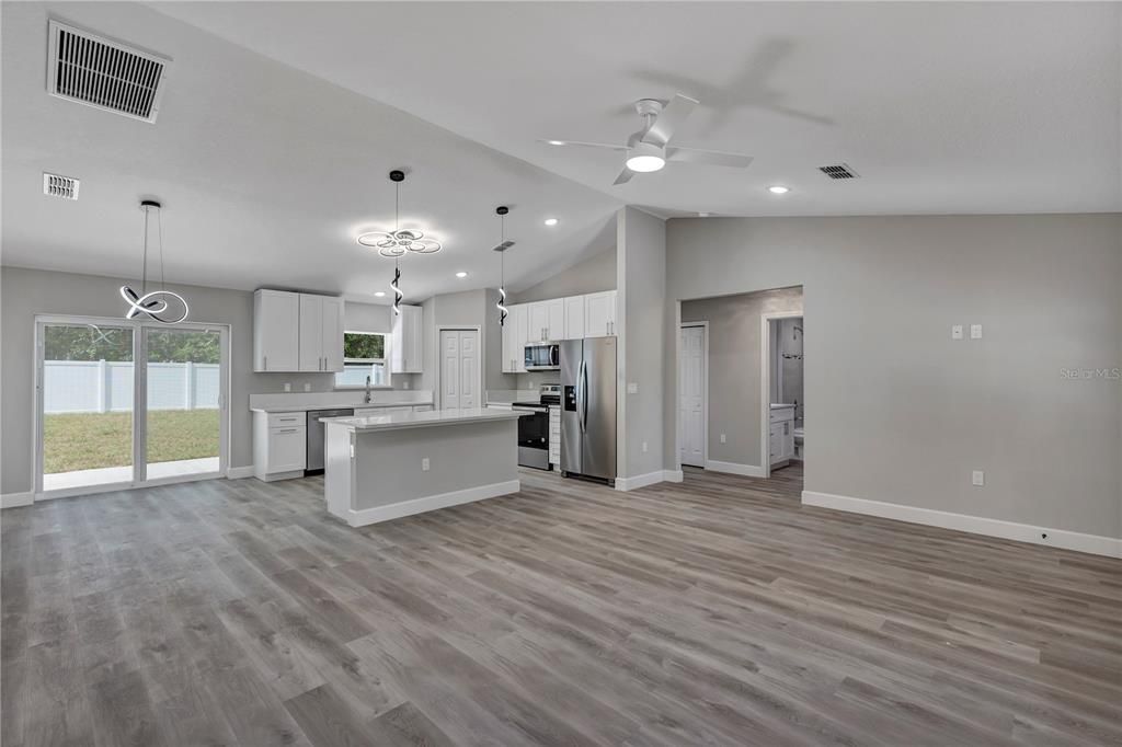 Active With Contract: $289,900 (3 beds, 2 baths, 1439 Square Feet)