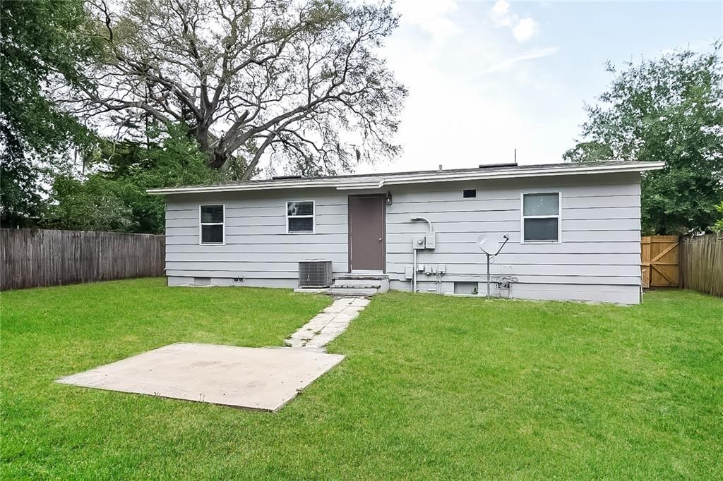 Active With Contract: $1,670 (3 beds, 1 baths, 1012 Square Feet)