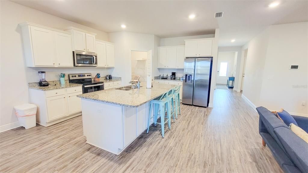 Kitchen w/Island counter seating