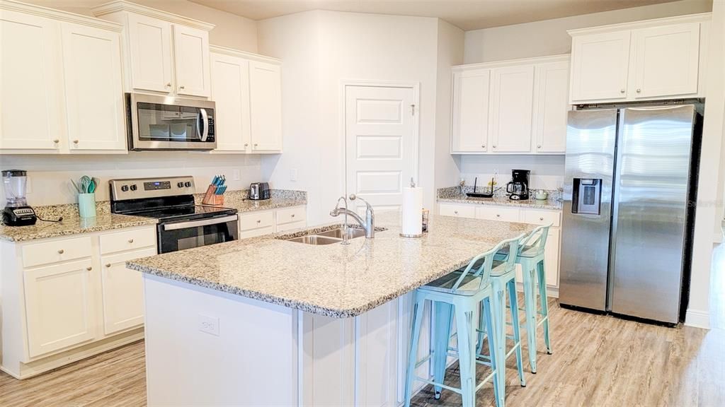 Kitchen w/Island counter seating