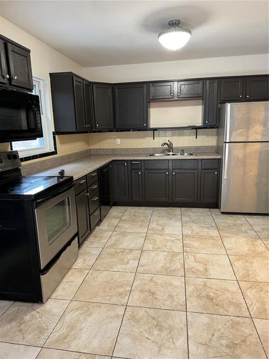 Active With Contract: $329,000 (2 beds, 1 baths, 889 Square Feet)