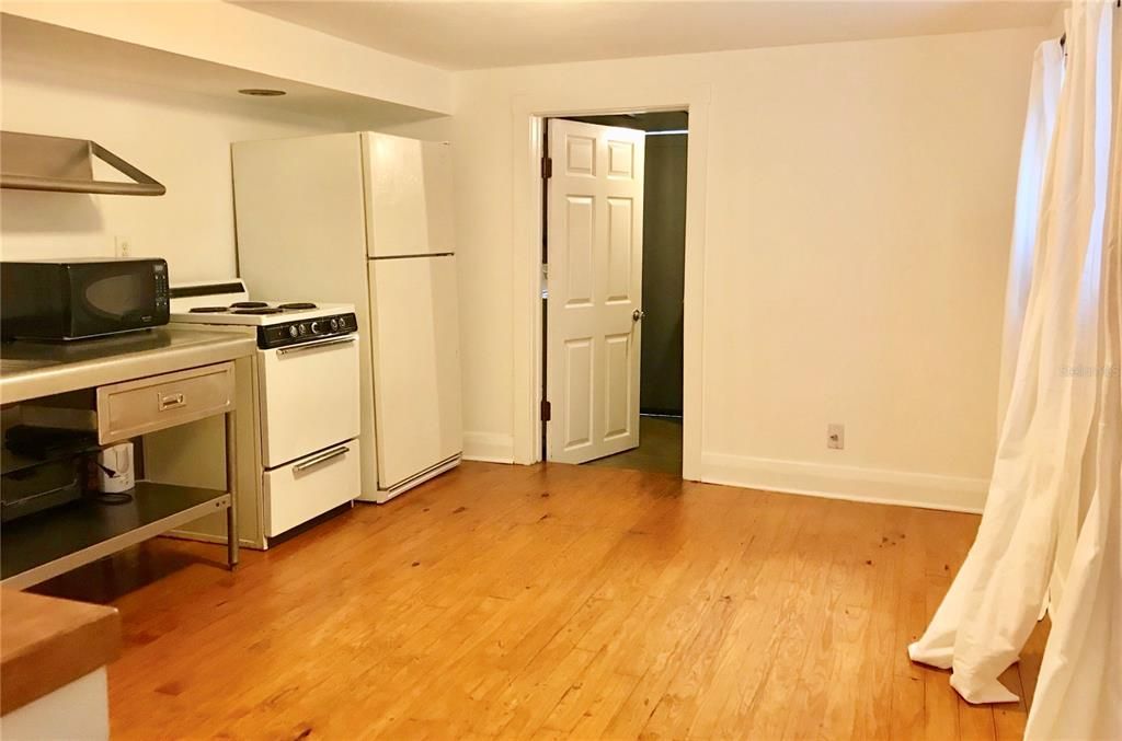 Recently Rented: $1,295 (1 beds, 1 baths, 400 Square Feet)