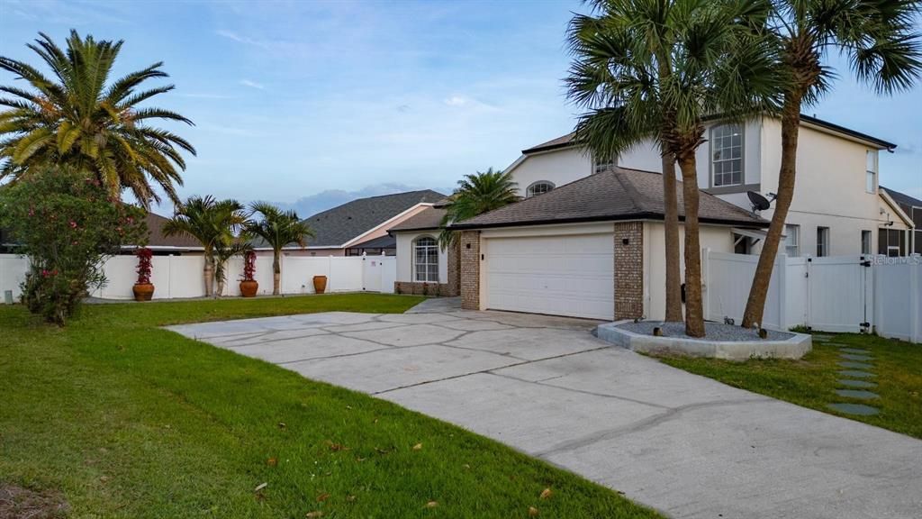Active With Contract: $630,000 (5 beds, 3 baths, 2395 Square Feet)