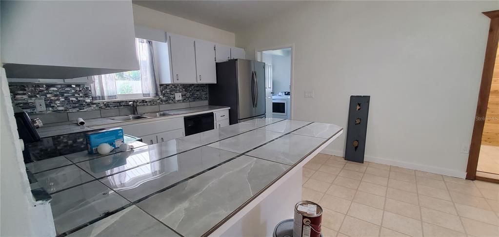 For Rent: $2,500 (2 beds, 1 baths, 890 Square Feet)