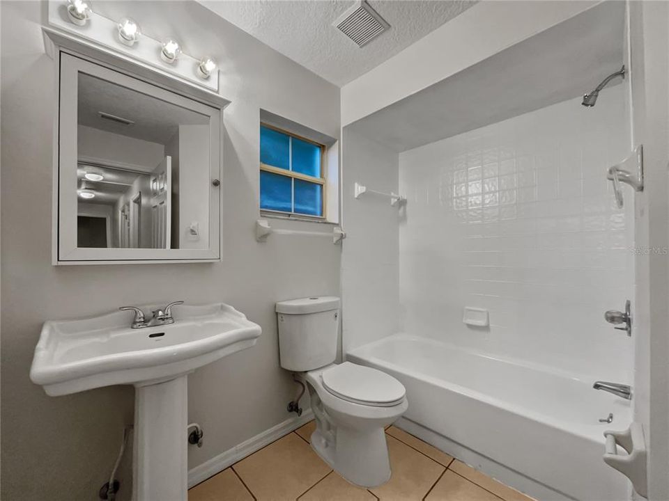 待售: $391,000 (4 贝兹, 2 浴室, 1983 平方英尺)