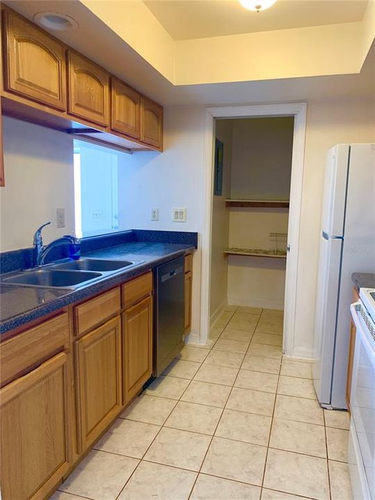 For Sale: $159,900 (2 beds, 2 baths, 1046 Square Feet)